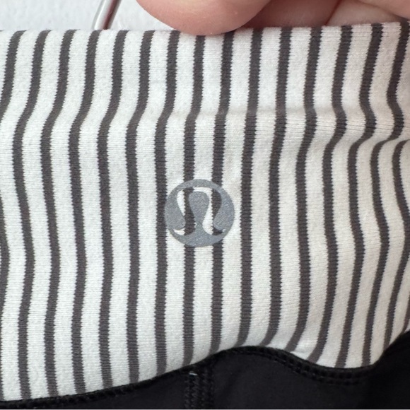 Lululemon Run Inspire Crop with Quiet Stripe waist band Size 4 - Picture 3 of 6